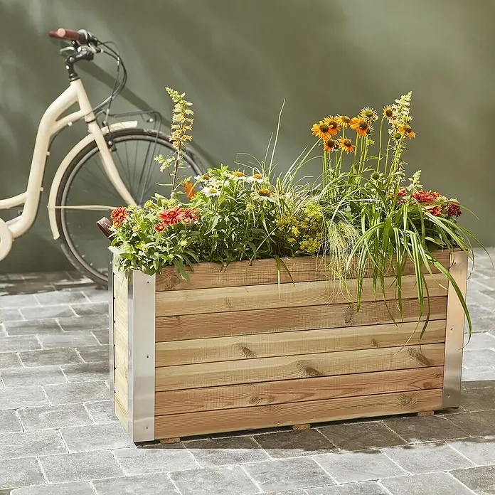 Cerland Macetero para plantas Bambou - Dimensiones externas (L x An x Al): 100 x 30 x 50 cm, Madera, Marrón - Jardinera rectangular de madera con flores coloridas y acabados decorativos de metal, con un fondo verde y una bicicleta.