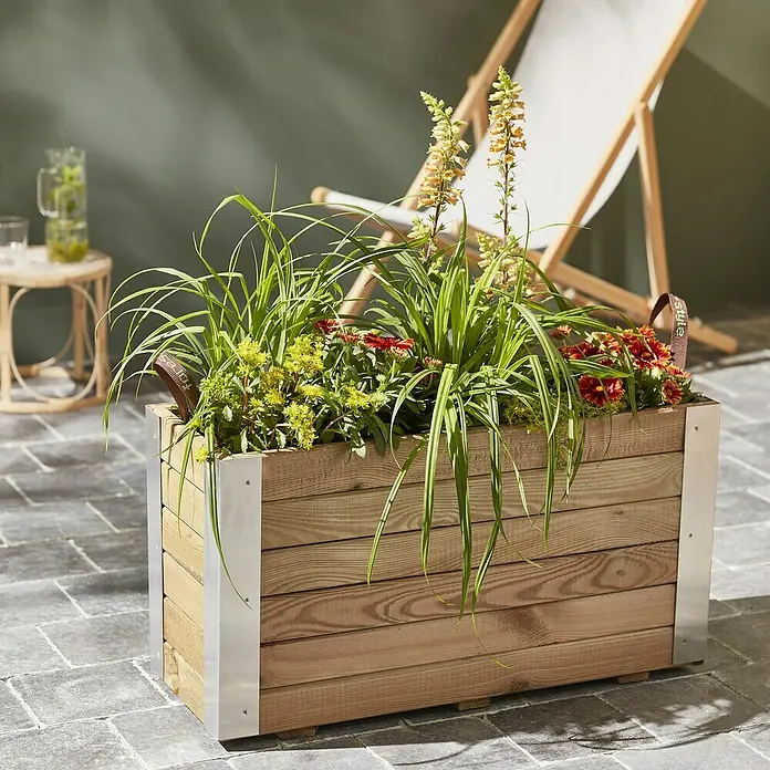 Cerland Macetero para plantas Bambou - Dimensiones externas (L x An x Al): 80 x 30 x 43,5 cm, Madera, Marrón - Jardinera rústica de madera con detalles metálicos, llena de plantas verdes y con flores, un toque natural al exterior.