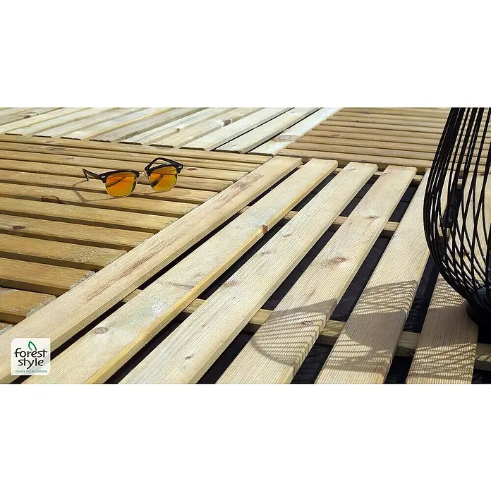 Cerland Loseta de madera Cleia - Pino, 50 x 50 x 3 cm, 1 ud. - Primer plano de una terraza con unas gafas de sol y una decoración negra.