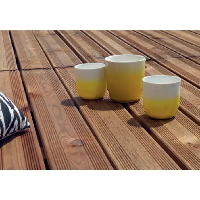 Cerland Loseta de madera Estriada Marrón - Pino, 50 x 50 x 3,6 cm, 1 ud. - Tazas de cerámica amarillas y blancas sentadas en una cubierta de madera. Las tazas son de diferentes tamaños y se colocan al aire libre.
