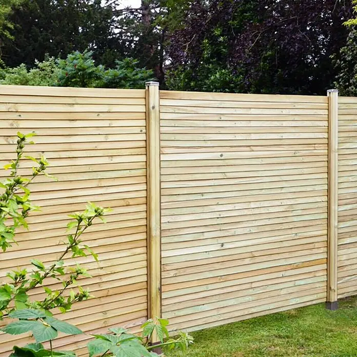 Cerland Poste para cercado en H - Altura: 220 cm, Marrón, Madera - Primer plano de una moderna valla de madera horizontal, que proporciona privacidad y una estética natural para cualquier jardín.