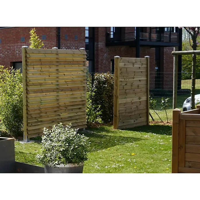 Cerland Poste para cercado en V - Altura: 200 cm, Natural, Madera - Paneles de privacidad de madera en un jardín. Los paneles ofrecen privacidad y están hechos de madera clara, complementando el césped verde.