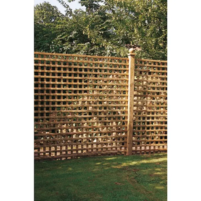 Cerland Poste para valla - L x An x Al: 210 x 7 x 7 cm, Marrón, Madera - Primer plano de una valla de jardín de madera con un patrón de cuadrícula cuadrada y postes robustos, rodeada de exuberante vegetación.