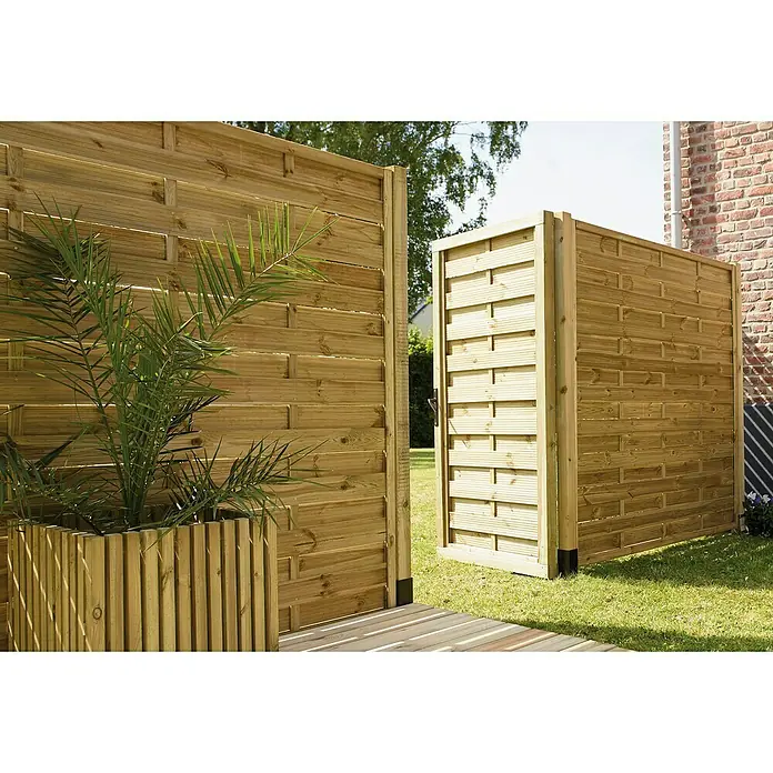 Cerland Celosía para exterior Fetiche - 1,8 x 1,8 m, Madera, Natural - Vista exterior de un jardín con una valla de madera y una jardinera, resaltando el ambiente natural del jardín.