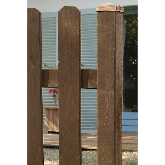 Cerland Poste para cercado Mustang - Altura: 120 cm, Marrón, Madera - Primer plano de una valla de madera marrón con un capuchón de poste cuadrado de cobre, que añade un toque rústico y elegante al jardín.