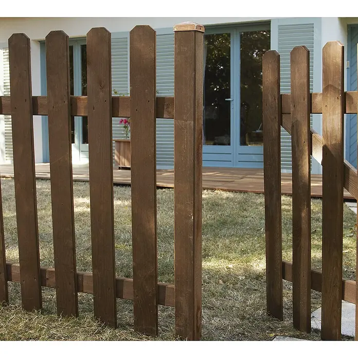 Cerland Poste para cercado Mustang - Altura: 120 cm, Marrón, Madera - Primer plano de una valla de madera marrón que rodea un jardín, con una casa al fondo.