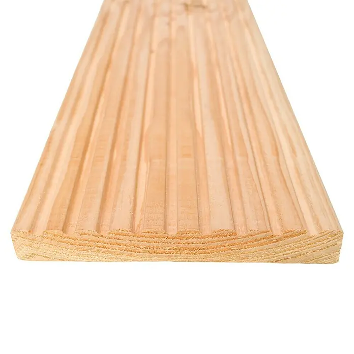 Terrassendiele - Douglasie, 400 x 14,5 x 2,8 cm, Rötlich gelblich - Nahaufnahme einer geriffelten Holzplatte mit einer abgerundeten Kante und einer klaren Maserung auf schwarzem Hintergrund.