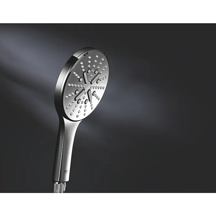 Grohe Rainshower SmartActive Handbrause 130 - Anzahl Funktionen: 3 Stk., Durchmesser: 13 cm, Chrom - Nahaufnahme eines eleganten, silbernen Duschkopfes von Grohe, der durch sein modernes Design und seine hochwertigen Materialien besticht.
