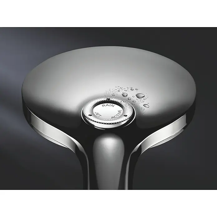 Grohe Rainshower SmartActive Handbrause 130 - Anzahl Funktionen: 3 Stk., Durchmesser: 13 cm, Chrom - Nahaufnahme eines modernen, verchromten Duschkopfes mit verschiedenen Strahlarten und Wassertropfen auf der Oberfläche.
