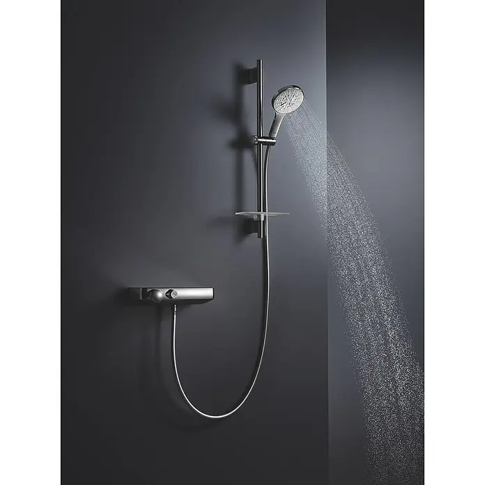 Grohe Rainshower SmartActive Handbrause 130 - Anzahl Funktionen: 3 Stk., Durchmesser: 13 cm, Chrom - Dusche mit Thermostatbatterie und Duschkopf mit Wasserdurchfluss an dunkler Wand.