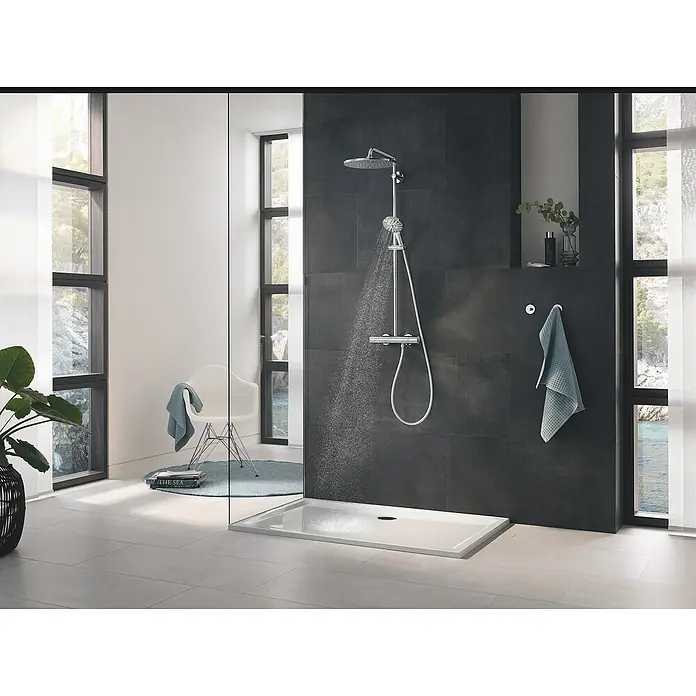 Grohe Rainshower SmartActive Handbrause 130 - Anzahl Funktionen: 3 Stk., Durchmesser: 13 cm, Chrom - Duschsystem mit Kopf- und Handbrause in einem modernen Badezimmer. Das System ist an einer dunklen Wand montiert und das Wasser läuft.