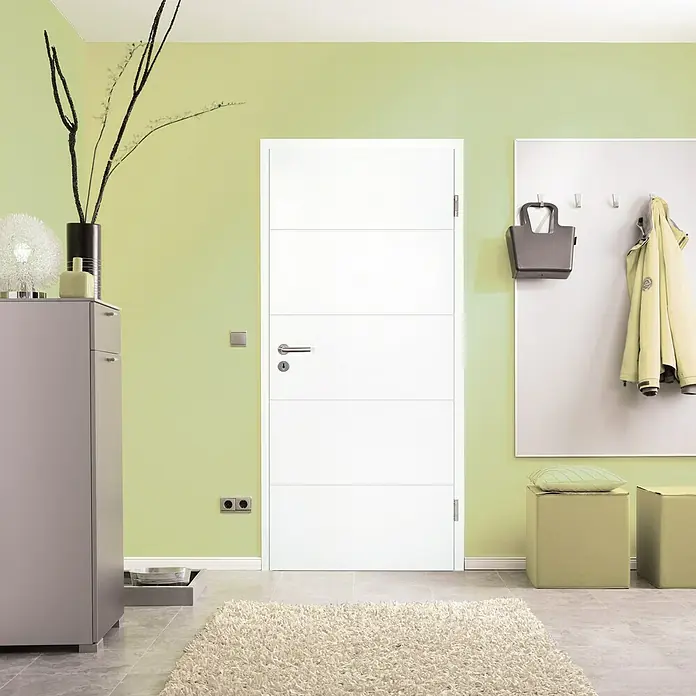 Kilsgaard Wohnungseingangstür Lines 57/14 SK1 KK2 - Klimaklasse nach RAL: II, 860 x 1.985 mm, DIN Anschlag: Rechts, Weiß lackiert, ähnlich RAL 9010 - Helle Inneneinrichtung mit einer modernen, weißen Innentür, die sich durch ihr schlichtes, geradliniges Design harmonisch in den Raum einfügt.