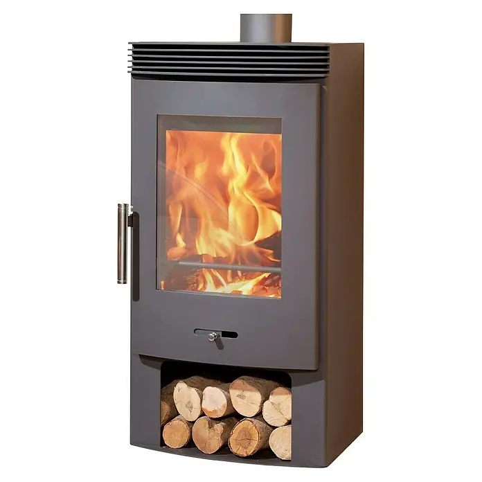 Panadero Estufa de leña Bergen - 7,5 kW, Volumen de calefacción: 230 m³, Gris fundido - Una estufa de leña con troncos dentro, con frente de vidrio y fuego crepitante. Ideal para una calidez y ambiente acogedores en el hogar.