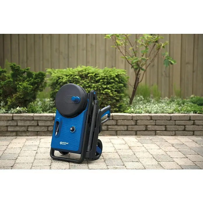 Nilfisk Hidrolimpiadora de alta presión CORE 150 PC - 150 bar, 2.000 W, Capacidad de bombeo: 468 l/h - La imagen muestra una hidrolimpiadora Nilfisk Core 150 en exteriores, mostrando su diseño azul y negro.