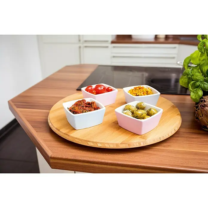 CUCINE DrehtellerBambus, Durchmesser: 40 cm - Verschiedene Tapas-Schalen mit Zutaten auf einem runden Holztablett, die eine attraktive Präsentation für Snacks bieten.