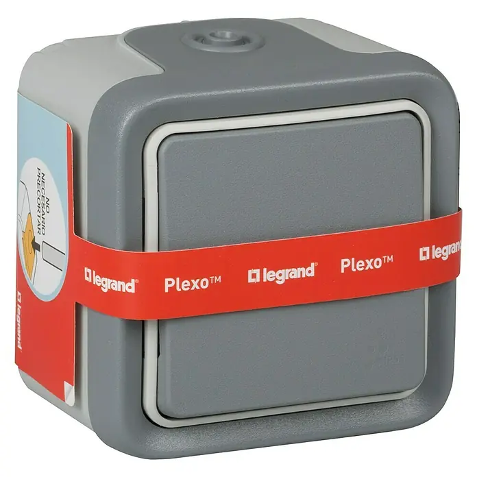 Legrand Plexo Pulsador para estancias con humedad - Gris, Montaje en la pared, IP55 - Primer plano de un interruptor de superficie Legrand Plexo™, envuelto con una banda roja que muestra la marca. Diseño duradero para uso exterior.