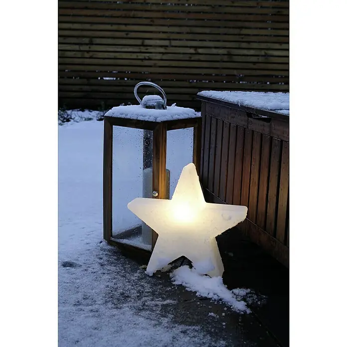 8 Seasons Design Shining LED-Solar-Dekoleuchte Star Mini - Weiß, L x B x H: 10 x 40 x 37 cm - Winterliche Szene mit einer Laterne und einem leuchtenden Stern im Schnee. Die Dekoration erhellt die kalte Jahreszeit.