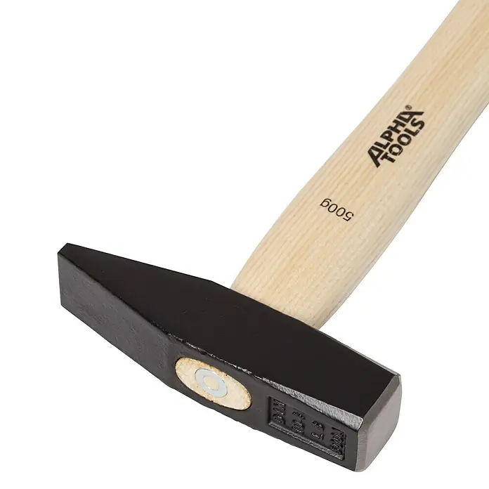Alpha Tools Schlosserhammer - 500 g, Eschenholz - Nahaufnahme eines Alphatools Schlosserhammers mit Holzgriff und schwarzem Kopf.