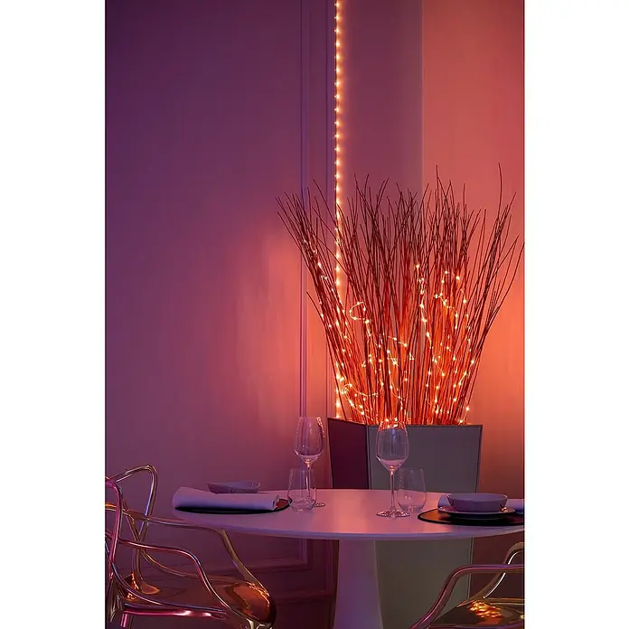 Twinkly Smart-LED-Band Dots - Länge: 10 m, RGB, 24 W, Schwarz - Dekoratives Tischarrangement mit stilvollen, klaren Weingläsern und zarten Textilien, beleuchtet durch eine moderne Lichterkette.