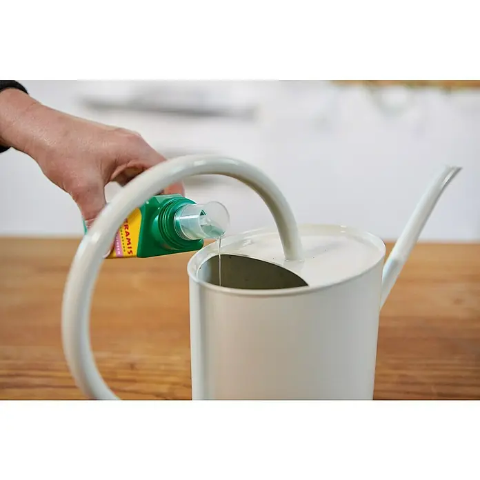 Seramis Vitalnahrung - 200 ml, Max. ausreichend für Flüssigkeitsmenge: 40 l - Flüssigdünger wird in eine weiße Gießkanne gegossen, um Zimmerpflanzen mit Nährstoffen zu versorgen und ihr Wachstum zu fördern.