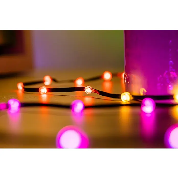 Twinkly Smart-LED-Band Dots - Länge: 10 m, RGB, 24 W, Schwarz - Lichterkette mit bunten LED-Leuchten, die eine warme und festliche Atmosphäre schaffen, ideal für Dekorationen im Innenbereich.