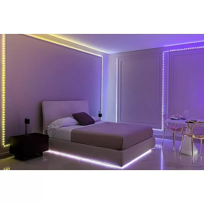 Twinkly Smart-LED-Band Dots - Länge: 10 m, RGB, 24 W, Schwarz - Bunte LED-Lichtbänder beleuchten ein modernes Schlafzimmer, betonen Wände, Decke und Bettrahmen mit einem Leuchten.