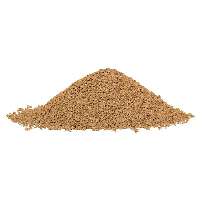 Westland Rasendünger - 2,5 kg, Max. Anwendungsfläche: 100 m² - Nahaufnahme eines Haufens brauner Pflanzgranulatkörner, ideal für Pflanzenwachstum und Bodenverbesserung.