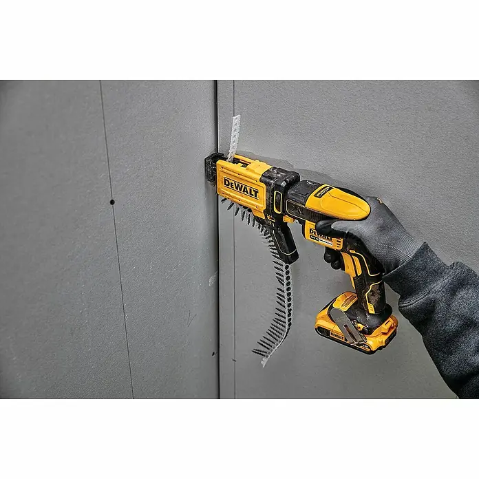 DeWalt Atornillador para placas de yeso de batería DCF620D2-QW - 18 V, 2 baterías, 2 Ah, 30 Nm - El atornillador para paneles de yeso DeWalt DCF6202 con accesorios de cargador se usa en una pared de paneles de yeso.