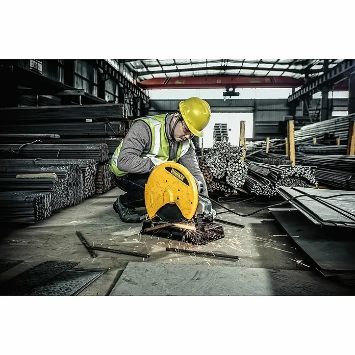 DeWalt Tronzadora D28730-QS - 2.200 W, Diámetro hoja de sierra: 355 mm, Número de revoluciones de marcha en vacío: 4.000 r.p.m. - Un trabajador de la construcción usa una sierra tronzadora DeWalt para cortar barras de metal, con chispas.\n