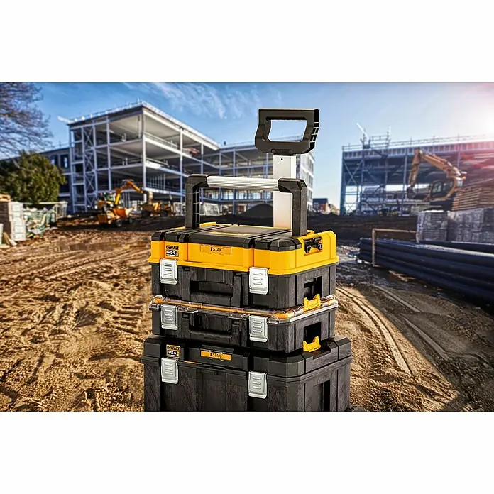 DeWalt T-STAK Maletín de herramientas DWST83344-1 - L x An x Al: 44 x 33,2 x 18,3 cm, Plástico, Capacidad de carga: 30 kg - Imagen de una caja de herramientas DeWalt TSTAK, robusta e ideal para transportar herramientas en obras.