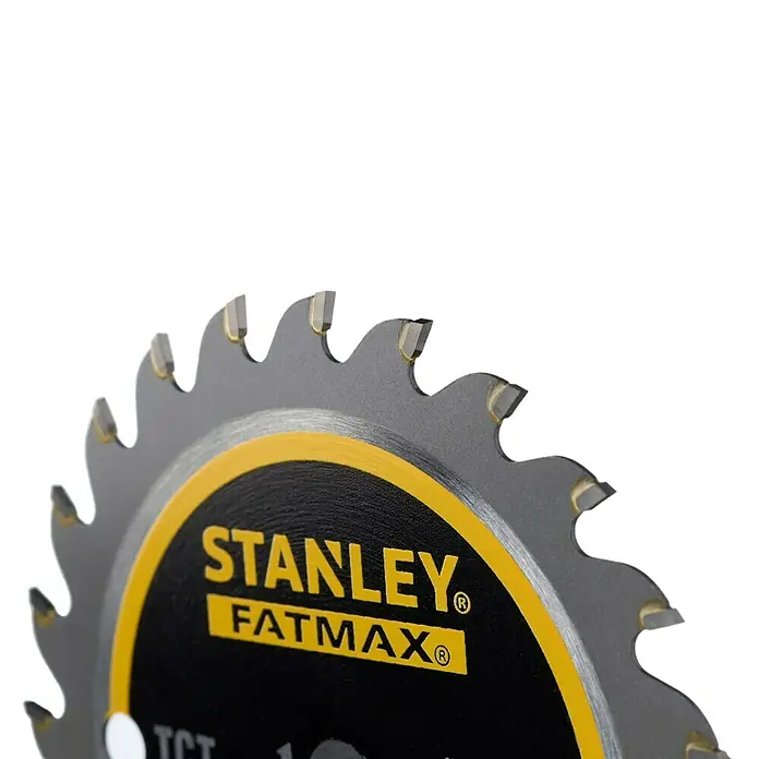 Stanley FatMax Disco de sierra STA10410-XJ - Diámetro: 89 mm, Orificio: 10 mm, 24 ud. - Primer plano de una hoja de sierra circular Stanley Fatmax con dientes afilados.