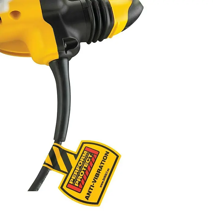 DeWalt Martillo perforador D25902K - 1.550 W, 19 J, Alojamiento SDS-MAX - Primer plano de una herramienta eléctrica DeWalt amarilla y negra con una etiqueta antivibración en el cable.
