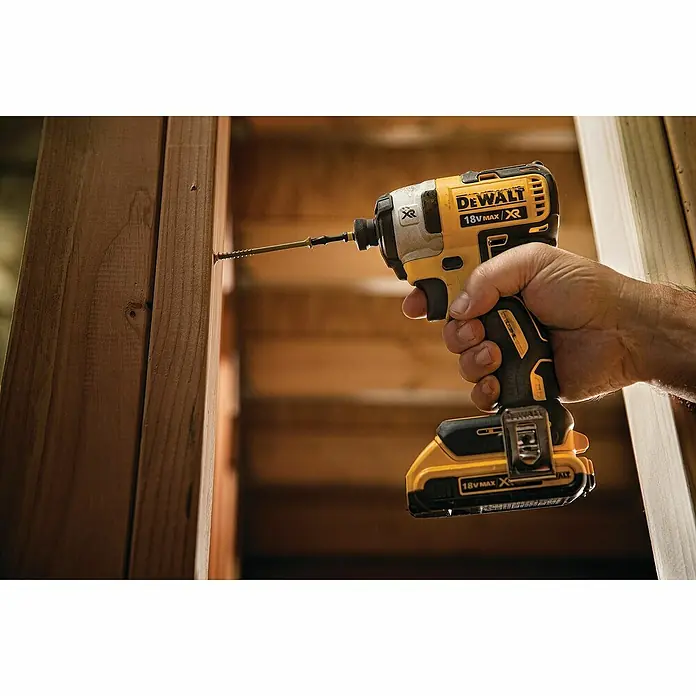 DeWalt XR 18V Taladro atornillador percutor de batería DCF887D2 - 18 V, 2 baterías, 2 Ah, 205 Nm - Imagen de un atornillador de impacto inalámbrico amarillo DeWalt 18V Max XR atornillando un tornillo en una tabla de madera.