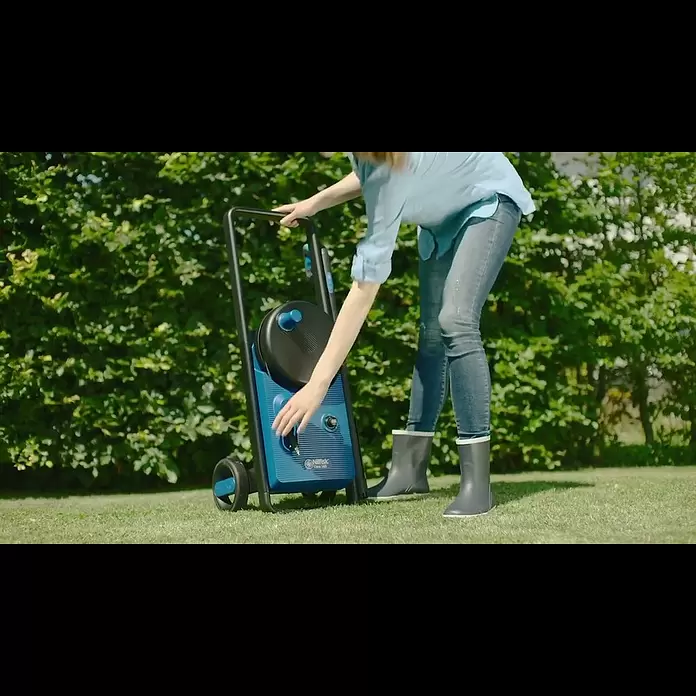 Nilfisk Hidrolimpiadora de alta presión CORE 140 HOME - 140 bar, 1.800 W, Capacidad de bombeo: 465 l/h - Nilfisk Core 140 and 150 high pressure washer hose reel extraction