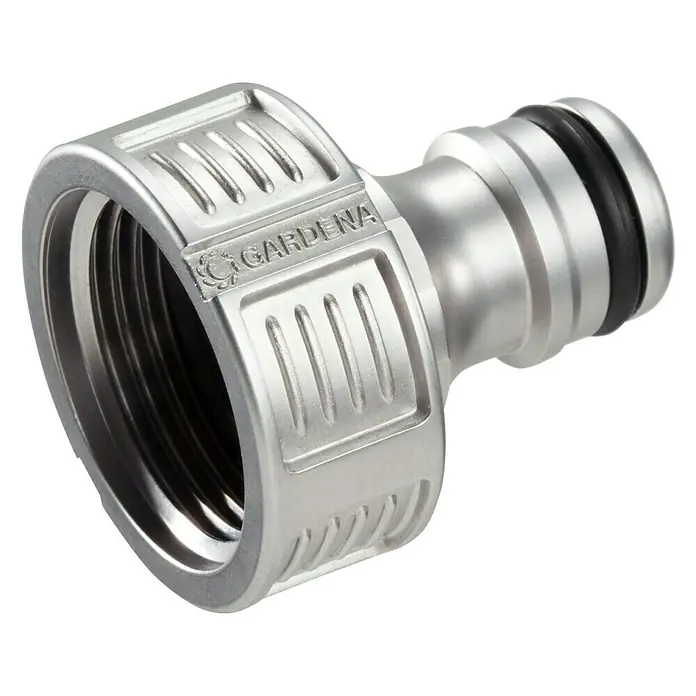 Gardena HahnstückGewindegröße Wasserhahn: 26,5 mm (G 3/4“) - Nahaufnahme eines GARDENA Schlauchstücks aus Metall mit gerillter Oberfläche und Dichtungsringen zur Verbindung von Gartenschläuchen.
