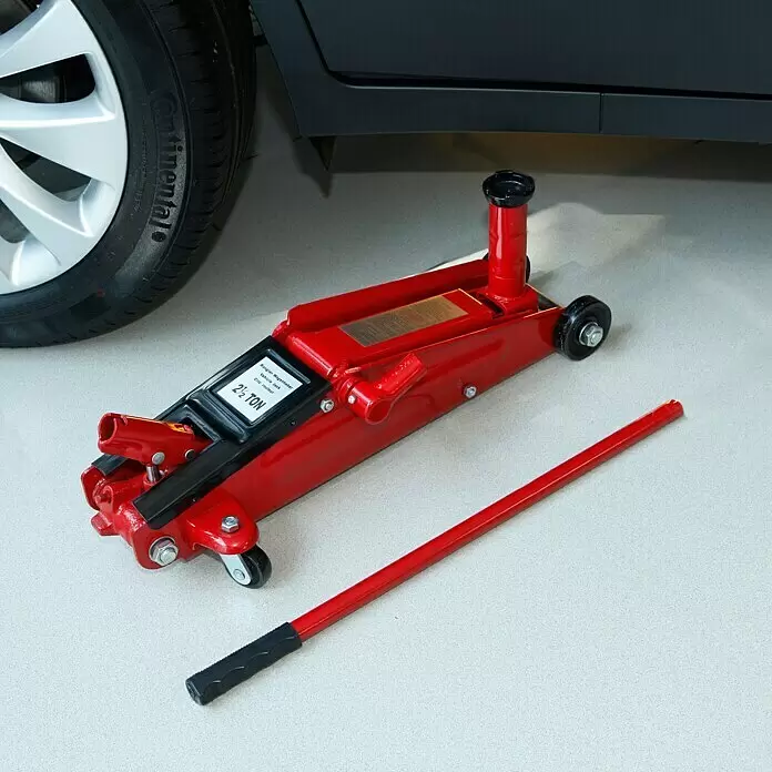 UniTEC Gato hidráulico para coches SUV - Altura de elevación: 150 mm - 530 mm - Gato hidráulico rojo de 2,5 toneladas con mango, colocado junto a un coche.