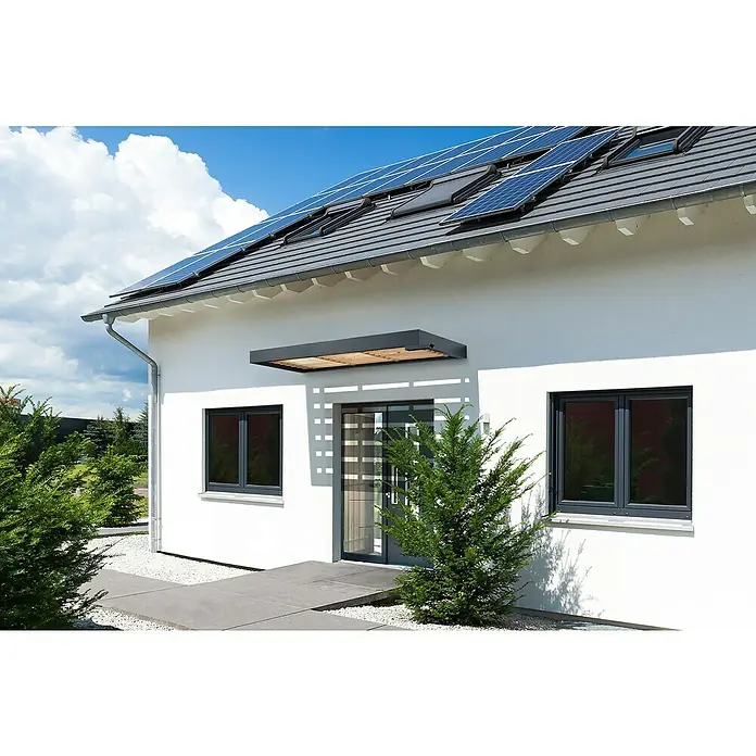 Gutta Rechteckvordach BS Timber-Line - 200 x 90 x 12,5 cm - Eine moderne Hausfassade mit Solarzellen auf dem Dach und einem hellgrauen Vordach über der Eingangstür. Schlichte Eleganz im Außendesign.