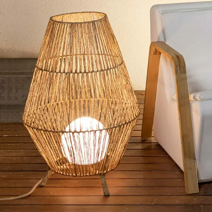 New Garden Sisine Außenstehleuchte Sisine - B x H: 48 x 72 cm - Eine stilvolle Stehlampe aus geflochtenem Material mit einem warm leuchtenden Globus im Inneren, die eine gemütliche Atmosphäre schafft.