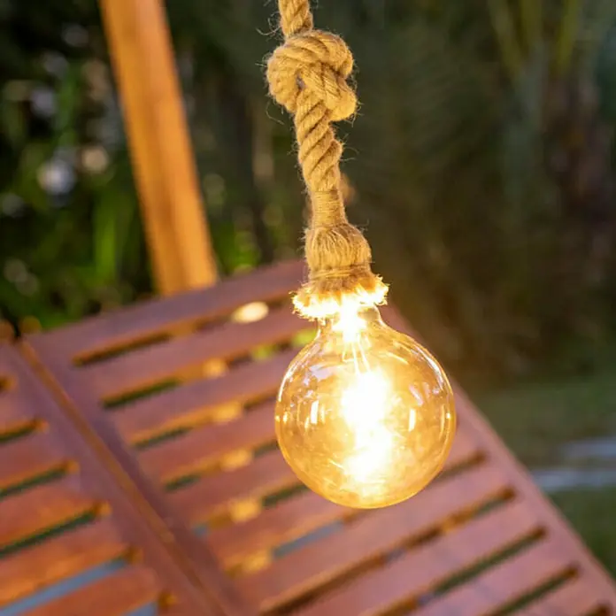 New Garden Solar-Hängeleuchte Simona - Braun, Höhe: 180 cm - Glühbirne mit Seilaufhängung, die ein warmes Licht ausstrahlt und eine rustikale Note verleiht. Perfekt für stimmungsvolle Beleuchtung.