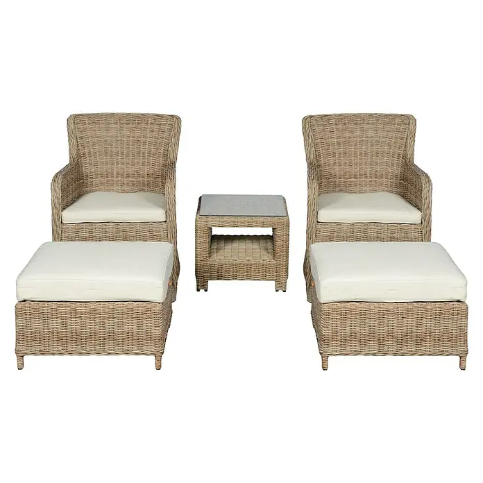 Taburete reposapiés Gotland - L x An x Al: 61 x 51 x 40 cm, Arena - Elegante conjunto de exterior con dos sillas de mimbre, otomanas y una mesa auxiliar, ideal para relajarse al aire libre.