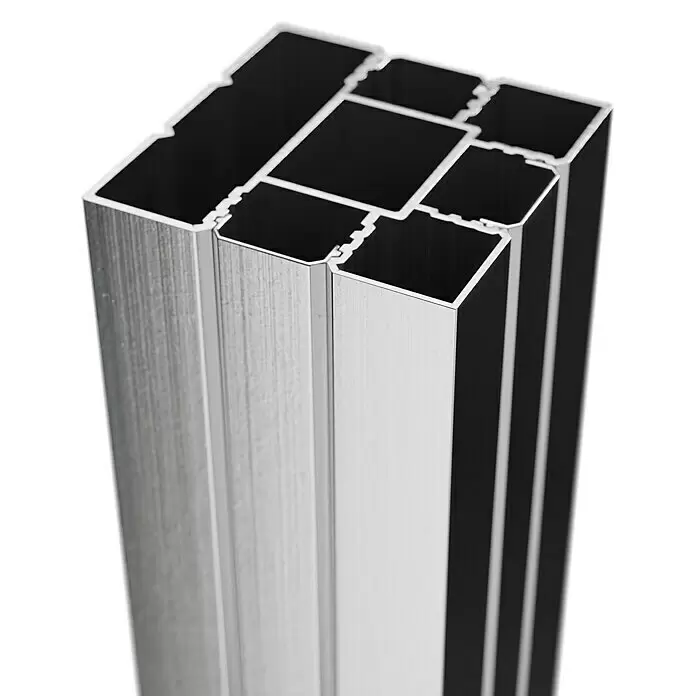 T & J Zaunpfosten-Set Ecosteck - 6,8 x 6,8 x 240 cm, Silber, Aluminium - Nahaufnahme von gebürsteten Aluminiumprofilen in Silber mit verschiedenen modularen Querschnitten und schwarzen Innenflächen.