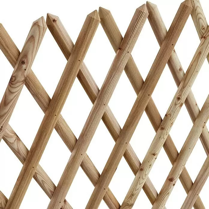 T & J Jägerzaun - 250 x 100 cm, Holz - Nahaufnahme eines hellbraunen Holzspaliers mit rautenförmigem Gittermuster aus runden, spitzen Holzlatten.