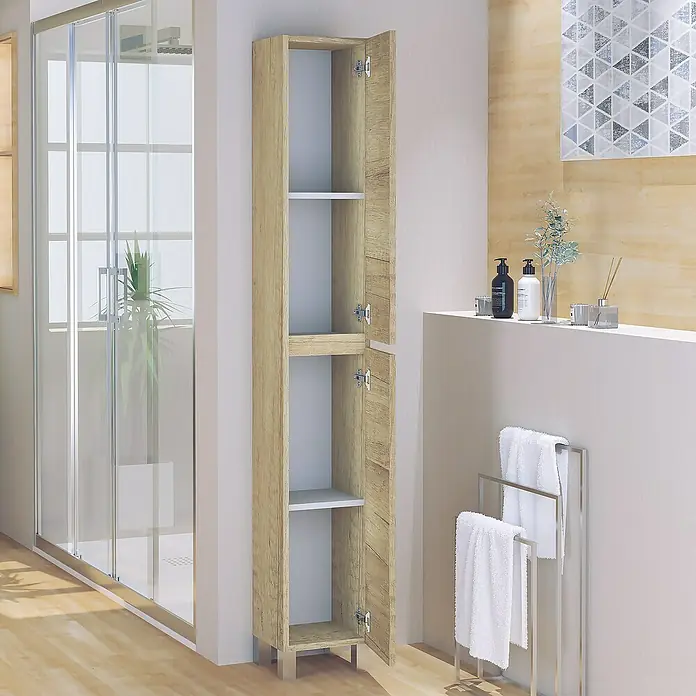 Artysan Armario alto de baño Inca - 24,6 x 26,5 x 173 cm, Nature - Un baño con un alto mueble de baño de madera con puertas parcialmente abiertas, que revelan estantes interiores.