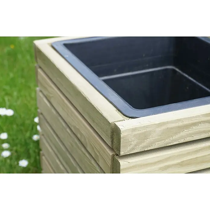 Cerland Macetero para plantas Horizon - Dimensiones externas (L x An x Al): 90 x 40 x 40 cm, Madera, Natural - Primer plano de una jardinera de madera con inserto negro sobre un césped con flores blancas, resaltando el aspecto natural.