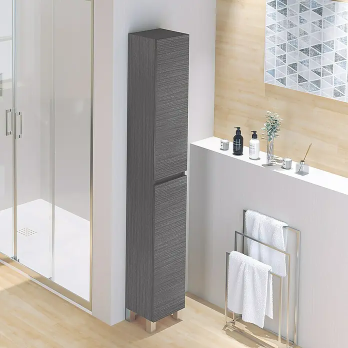 Artysan Armario alto de baño Inca Old - 27 x 25 x 181 cm, Gris ceniza - Armario de baño gris con textura de madera, ideal para guardar utensilios de baño y toallas en un baño moderno.