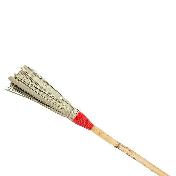 Faura Escoba para barrer de palma - Largo: 132 cm, 1 pzs. - Primer plano de una escoba de paja de arroz tradicional con mango de madera y puño de plástico rojo sobre un fondo negro.