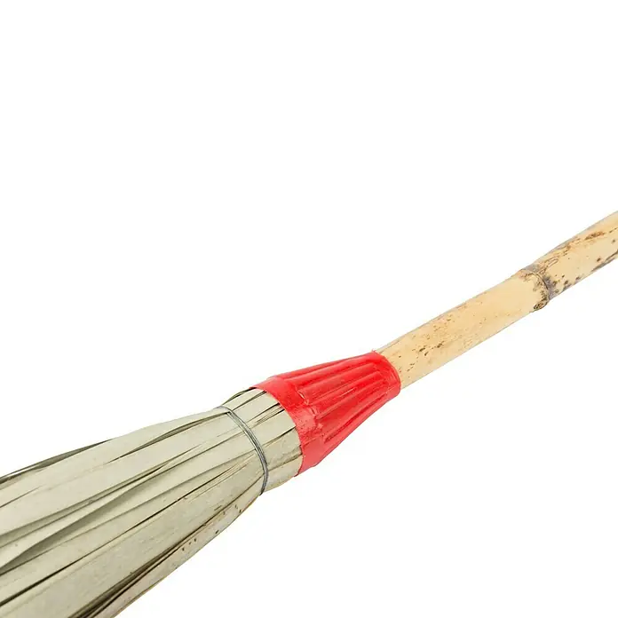 Faura Escoba para barrer de palma - Largo: 132 cm, 1 pzs. - Primer plano de una escoba de paja con mango rojo y mango de color claro sobre un fondo negro.