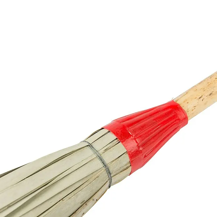 Faura Escoba para barrer de palma - Largo: 132 cm, 1 pzs. - Primer plano de una escoba de paja de arroz con una banda roja, utilizada para tareas de limpieza tradicionales.