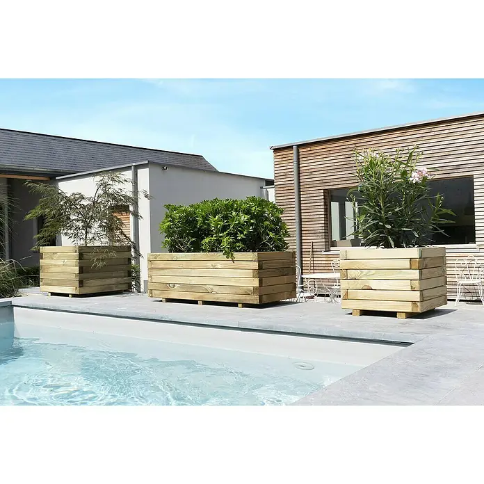 Cerland Macetero para plantas Baroque - Dimensiones externas (L x An x Al): 70 x 30 x 28 cm, Madera, Natural - Tres jardineras de madera con exuberantes plantas se encuentran junto a una piscina, con la luz natural que da al agua un hermoso tono.