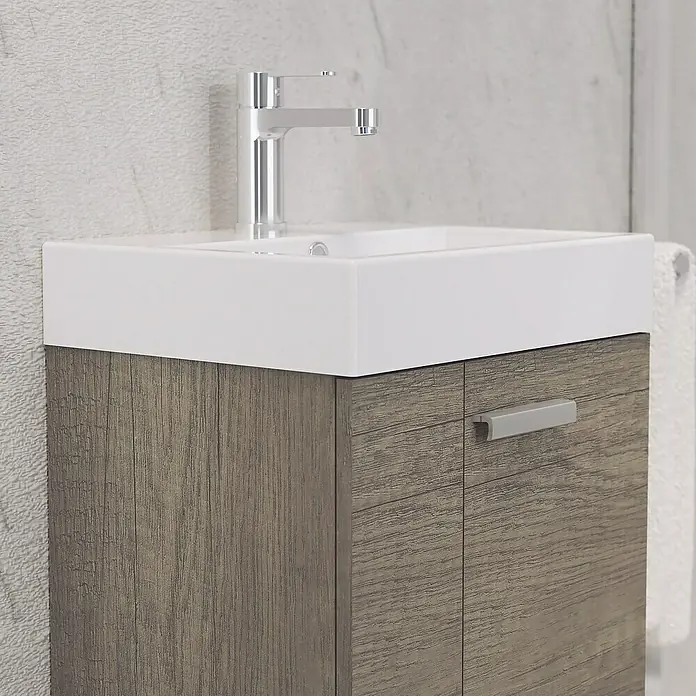 Artysan Conjunto de mueble de baño Mini - Ancho: 45 cm, Nebraska, Apertura en dos puertas, 3 pzs. - Primer plano de un moderno mueble de baño con lavabo y grifo. La decoración de madera y el diseño minimalista llaman la atención.